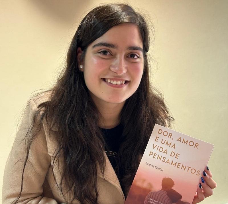 Beatriz Gomes apresenta livro de estreia